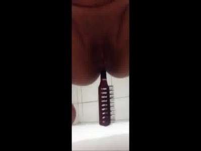 Enfiando a escova de cabelo no cu