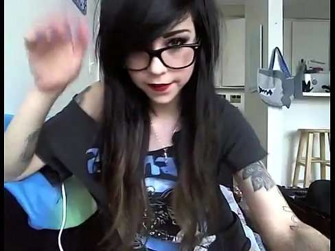 Garota emo ficando peladinha na webcam