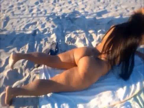 Novinha sendo filmada na praia