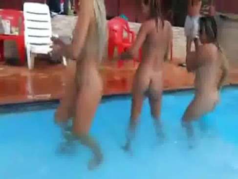 Gostosas peladas dançando na piscina