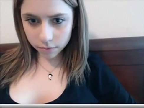 Garota peituda na webcam tocando siririca melada