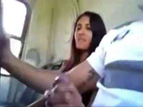 Mulher safada batendo punheta para estranho dentro do ônibus