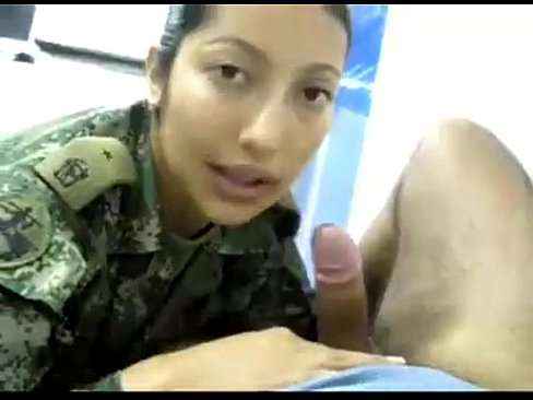 Mulher do exército pagando boquete