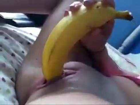 Novinha metendo a banana na buceta