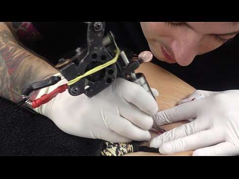 Esposa fazendo tatuagem na buceta