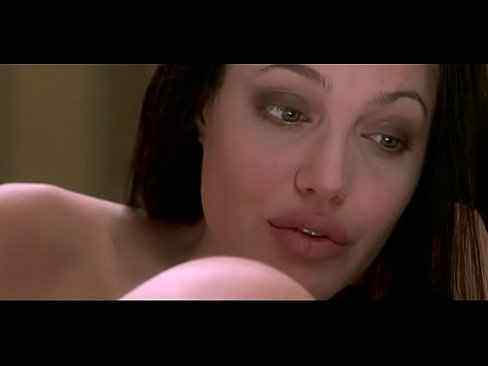 Angelina Jolie pelada toda nua