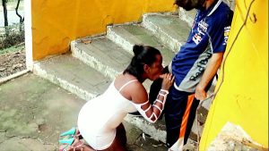 Flagra amador mulata chupando rola grande na rua