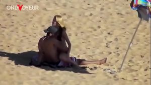 Flagrante de sexo loira safada cavalgando na rola na praia
