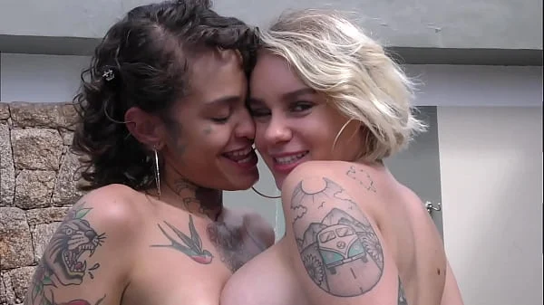 Duas Ninfetas bem safadas se pegando na cama