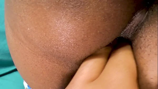 Gostosinha dedilhando buceta de bruços sem calcinha