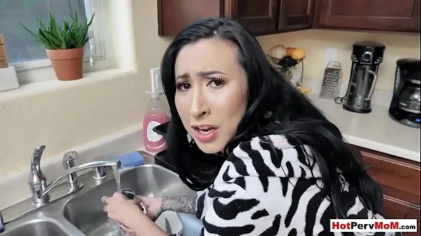 Milf peituda fodendo com loiro pirocudo e ganha banho de porra