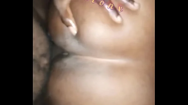 Patricinha liberando a bucetona depilada para o negro